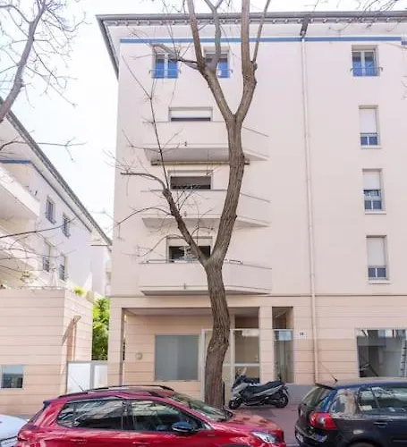 Le Calmette By Apirent #central #lumineux #calme #wifi